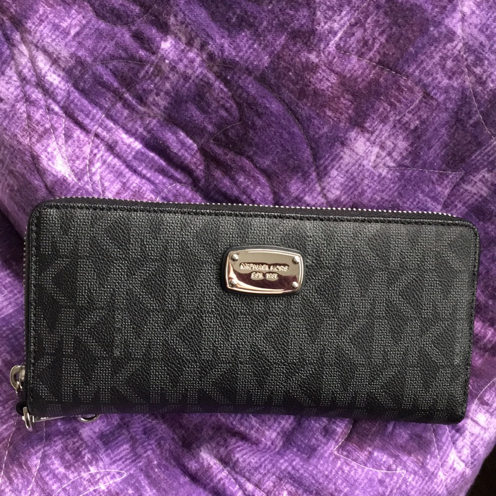 Michael Kors: Logo Continental Wristlet